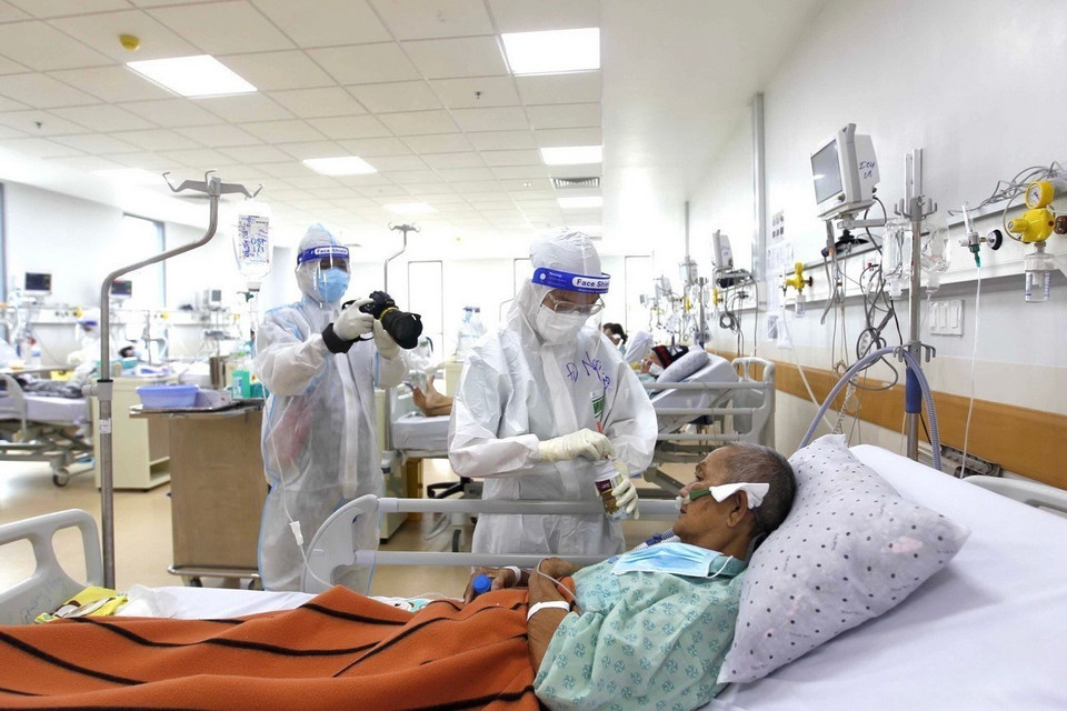 越通社记者在疫情期间在现场报道作业。图自越通社