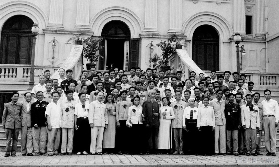 1962年5月6日在主席府，胡志明主席与第一届和第三届爱国竞赛英雄和战士大会的模范代表亲切会面。图自越通社