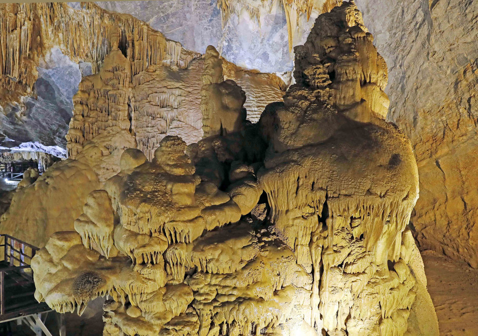 天堂洞钟乳石奇景如梦如幻。图自 越通社