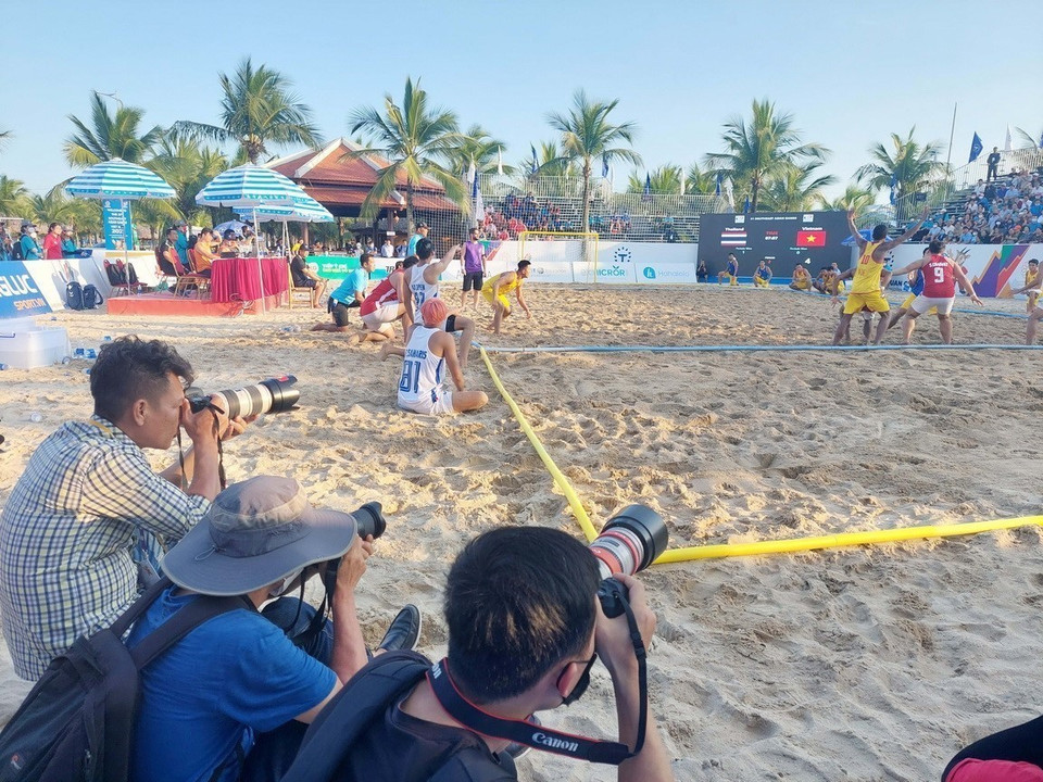  越通社从早就启动第31届东运会专题报道工作。记者们随时且及时为观众们报道比赛相关信息。图自越通社