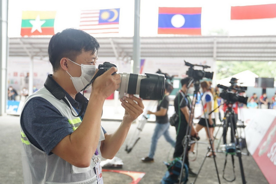 越通社记者在2021年第31届东运会报道作业。图自越通社