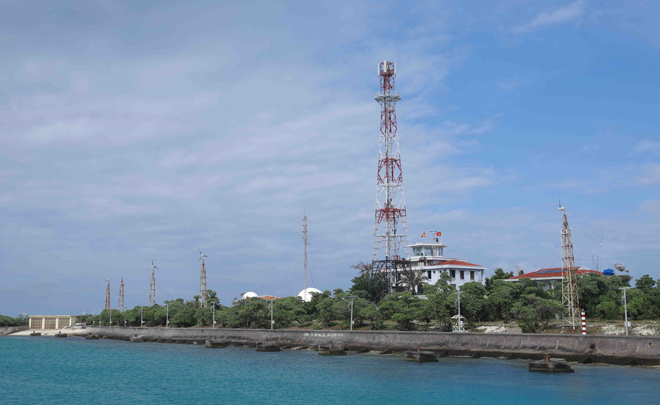 长沙岛县也投资建设了太阳能发电系统、电信和电视系统，为改善岛上干部、战士和人民的精神生活做出了贡献。图自 越通社