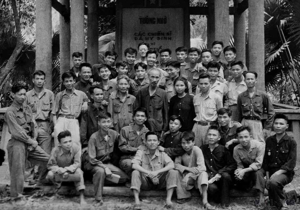 1952年5月1日至6日，胡志明主席与出席全国竞赛战士和典范干部大会的代表们合影。图自越通社