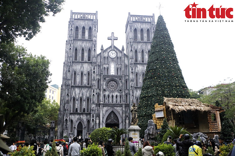 还剑湖大教堂人来人往热闹非凡，充满着圣诞节气氛。图自越通社