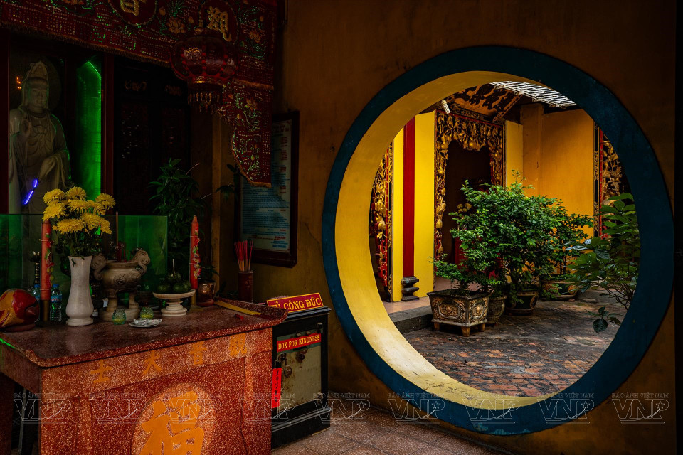 建安宫左右两旁设有东廊和西廊，是接待香客前来烧香拜佛的接待所。图自 越南画报