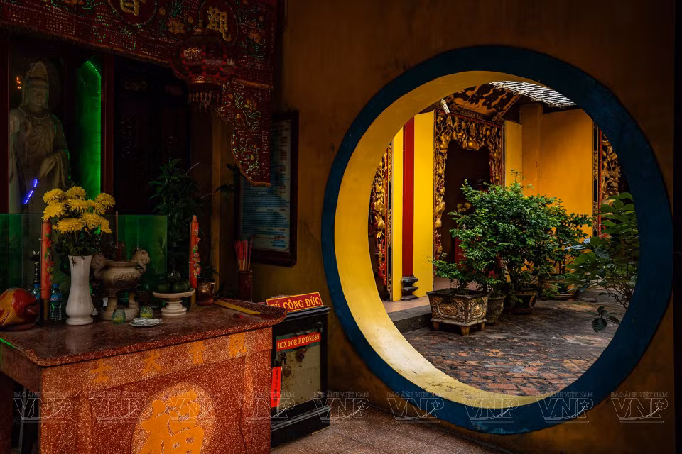 建安宫左右两旁设有东廊和西廊，是接待香客前来烧香拜佛的接待所。图自 越南画报