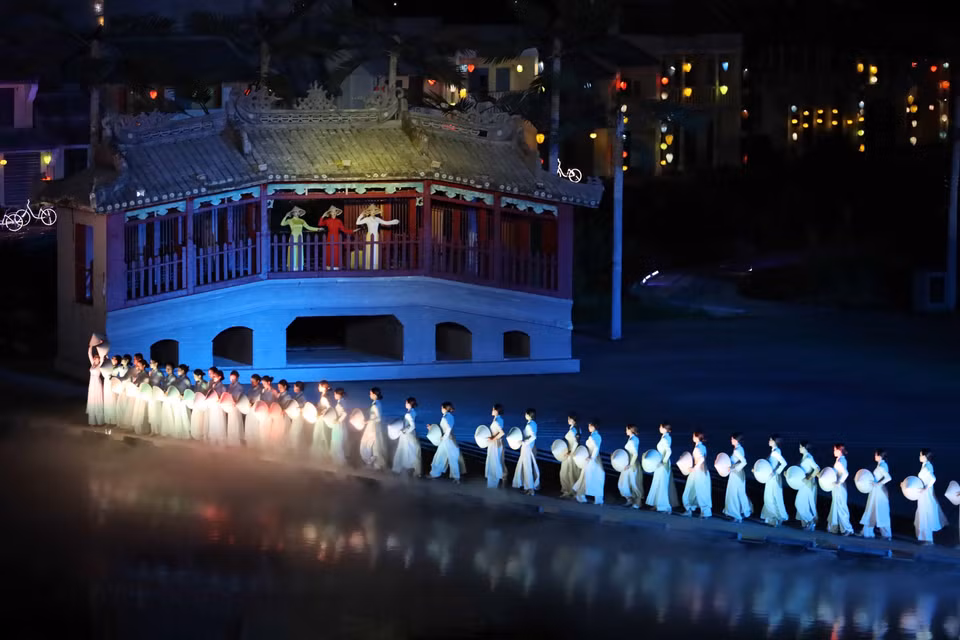 会安记忆岛的实景演出精彩上演，再现了昔日会安的文化和历史精髓。图自越通社