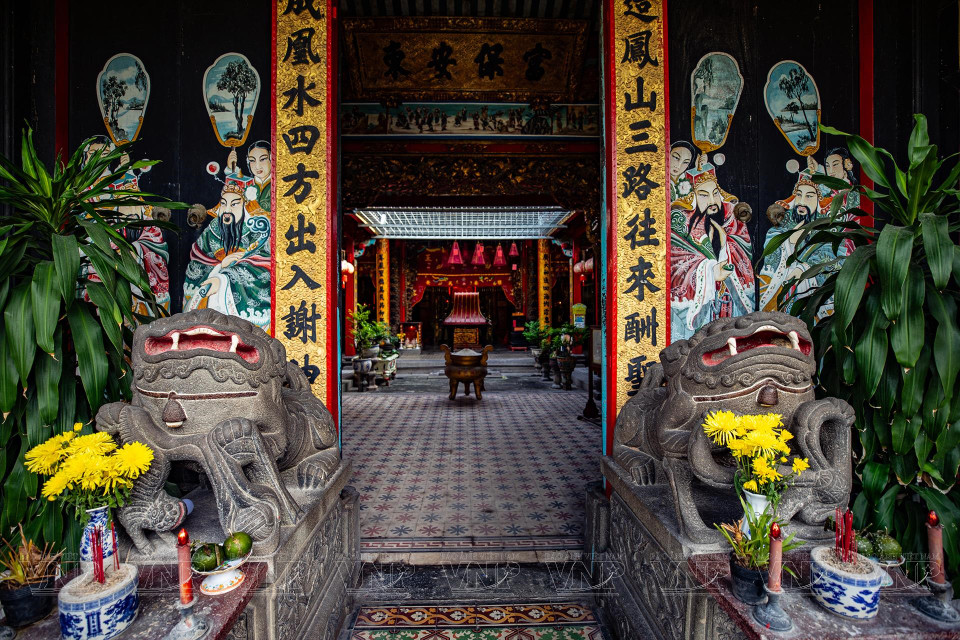 正门入口两侧摆放着两头巨大的绿石麒麟，两头麒麟上面画着守门的两位善神和恶神的图像。图自 越南画报