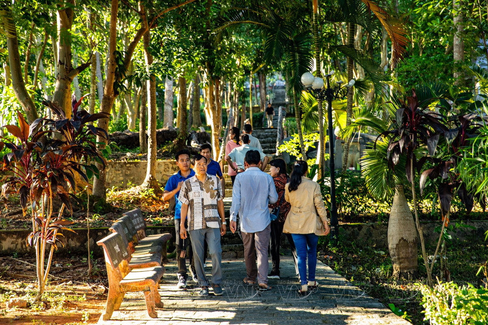 四面八方游客赴平山鄚玖陵墓瞻拜。图自越通社/越南画报