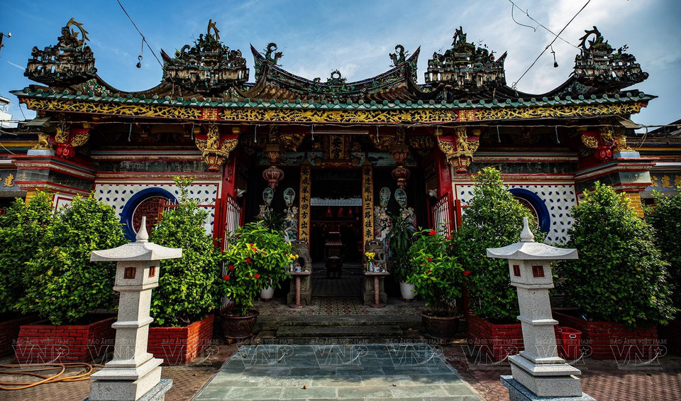 建安宫（别名为郭翁寺）是坐落在同塔省沙德市中心的百岁古寺，建筑风貌充满浓厚的中华文化色彩。图自 越南画报