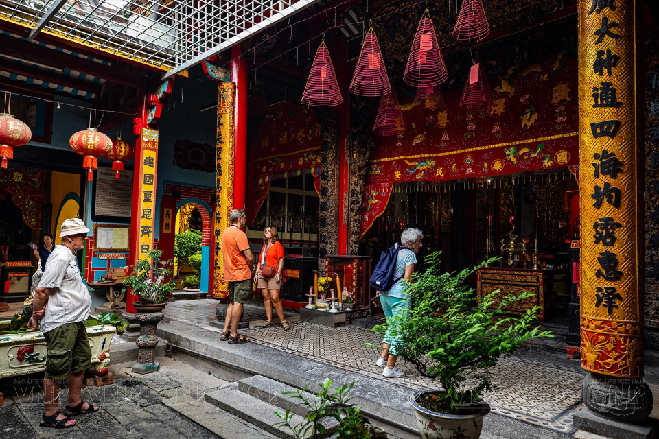 外国游客探访建安宫。图自 越南画报