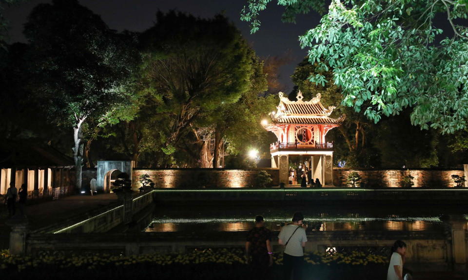 文庙-国子监夜间绚丽夺目。图自 越通社