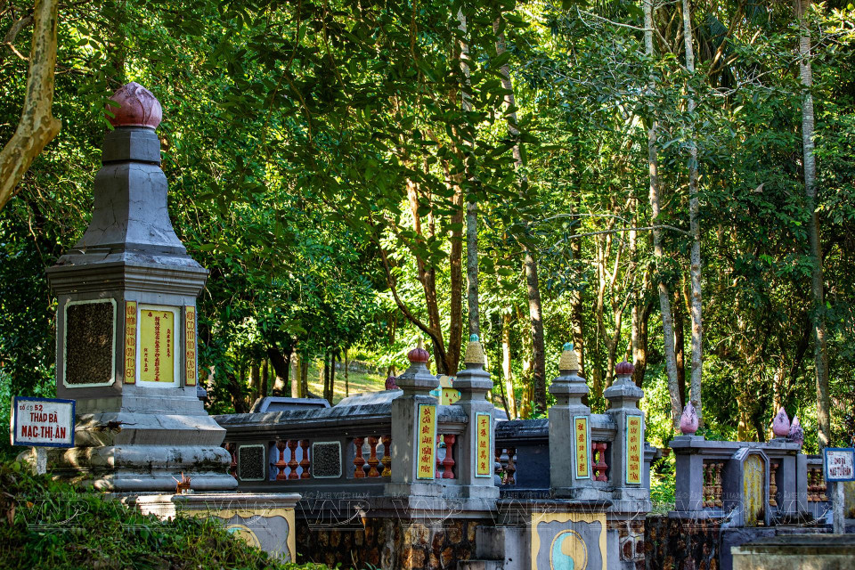 鄚家族陵墓区共有60座坟墓，分为4个小区，聚集鄚家族的所有成员和将军的坟墓。图自越通社/越南画报