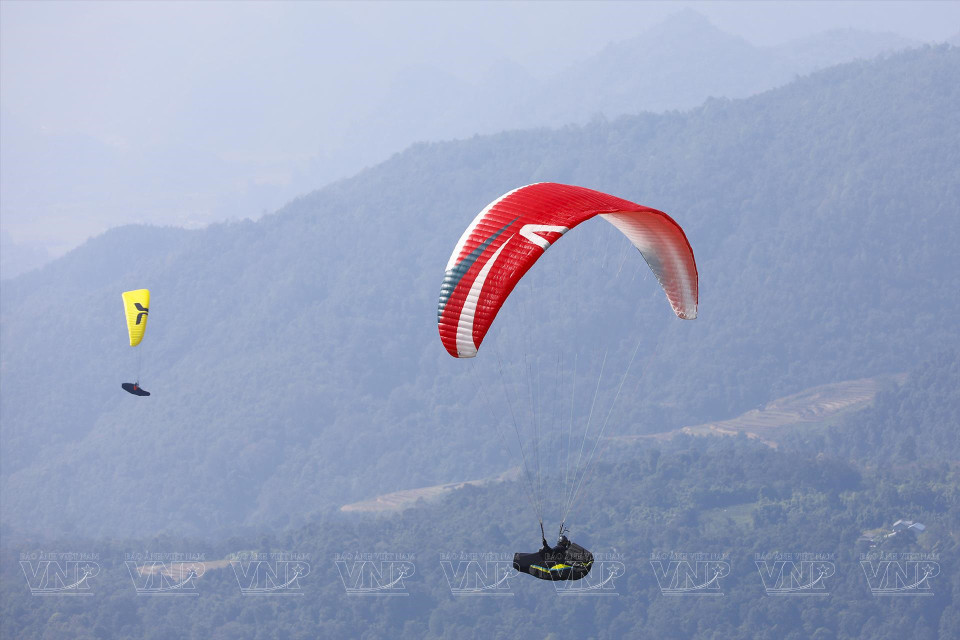 飞行员驾驶滑翔伞飞向莱州省普塔岭峰。图自越通社/ 越南画报