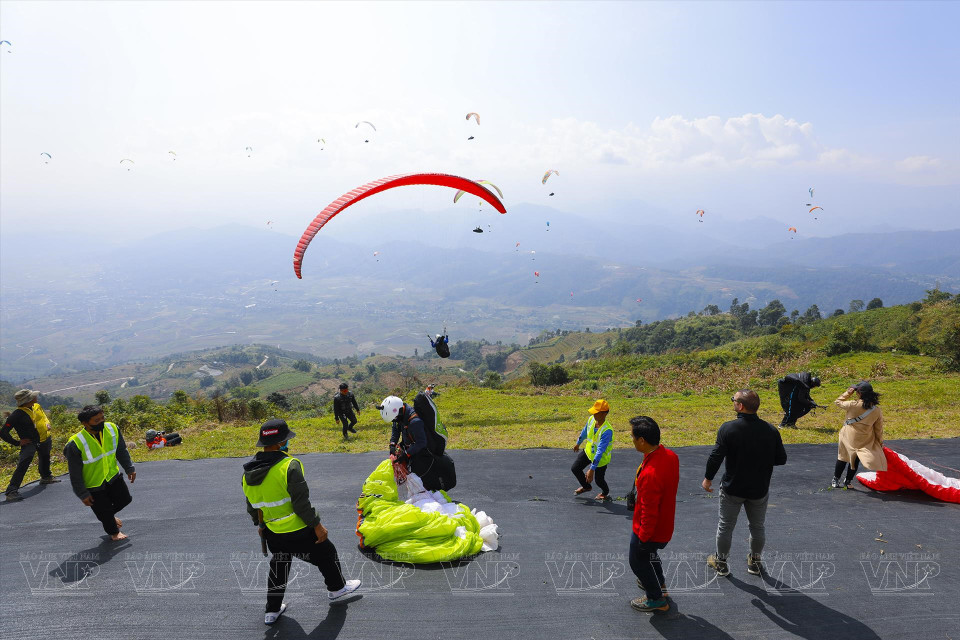 参加比赛的飞行员将在30分钟内陆续起飞，飞往所指定的地点。图自越通社/ 越南画报