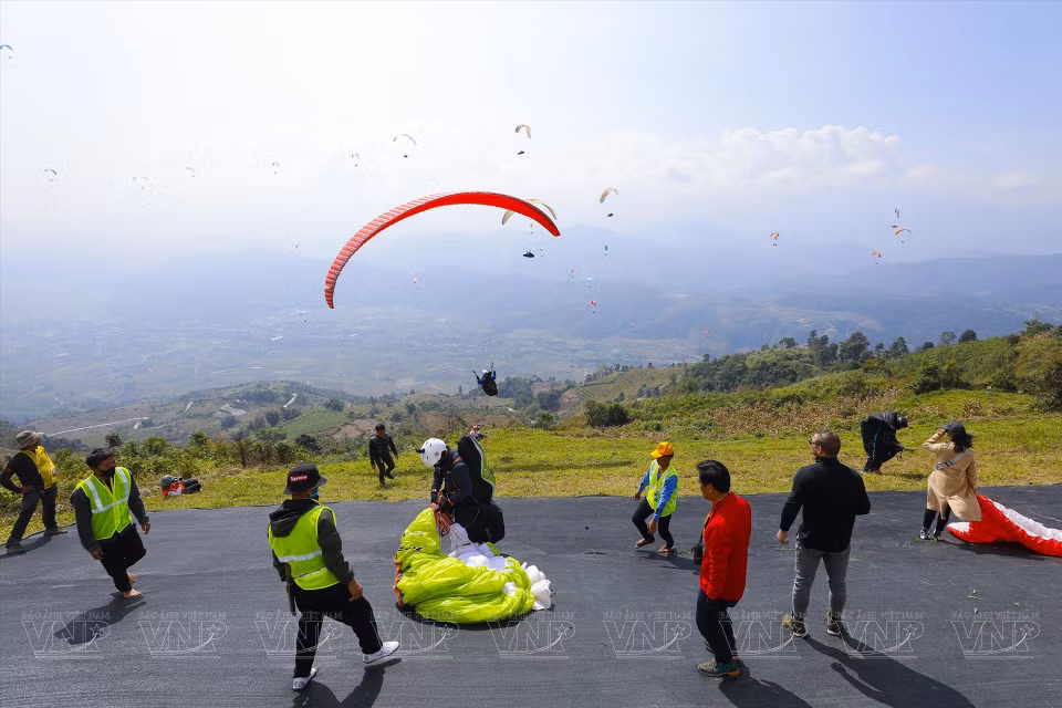 参加比赛的飞行员将在30分钟内陆续起飞，飞往所指定的地点。图自越通社/ 越南画报