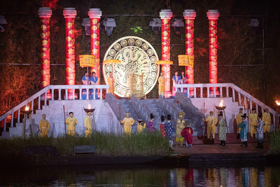 皇帝亲自向新科状元赏赐衣裳的场景得以再现