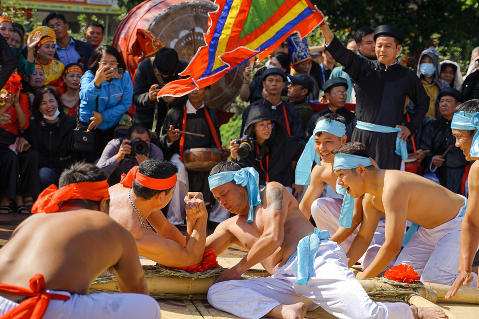北宁省友执村拔河队比赛之前进行掰手腕。图自 越通社