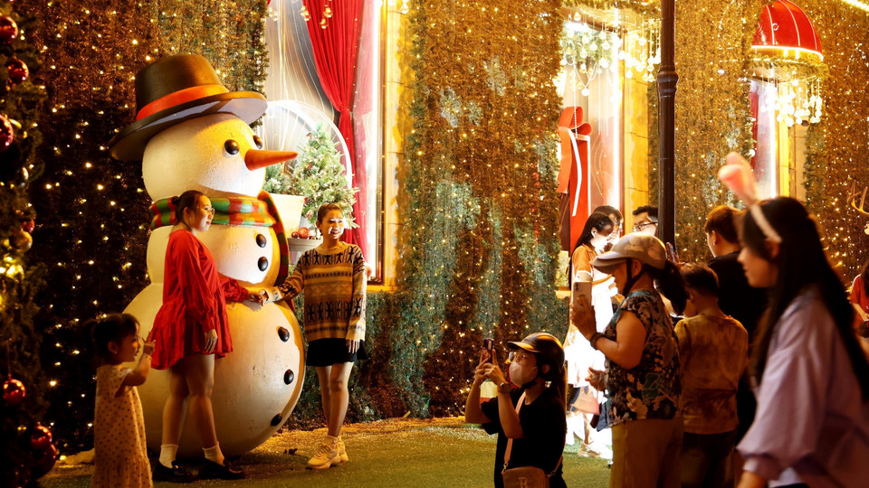 胡志明市市民在胡志明市钻石广场拍照打卡。图自越通社