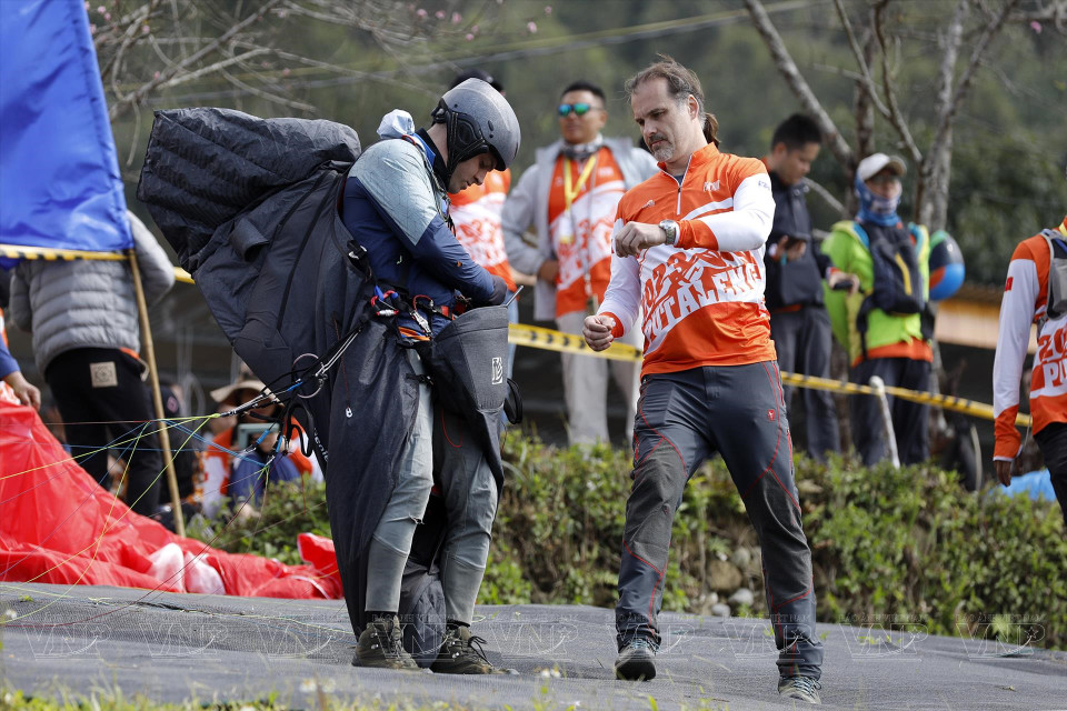 外国飞行员在出发前做好飞行装备准备工作。图自越通社/ 越南画报