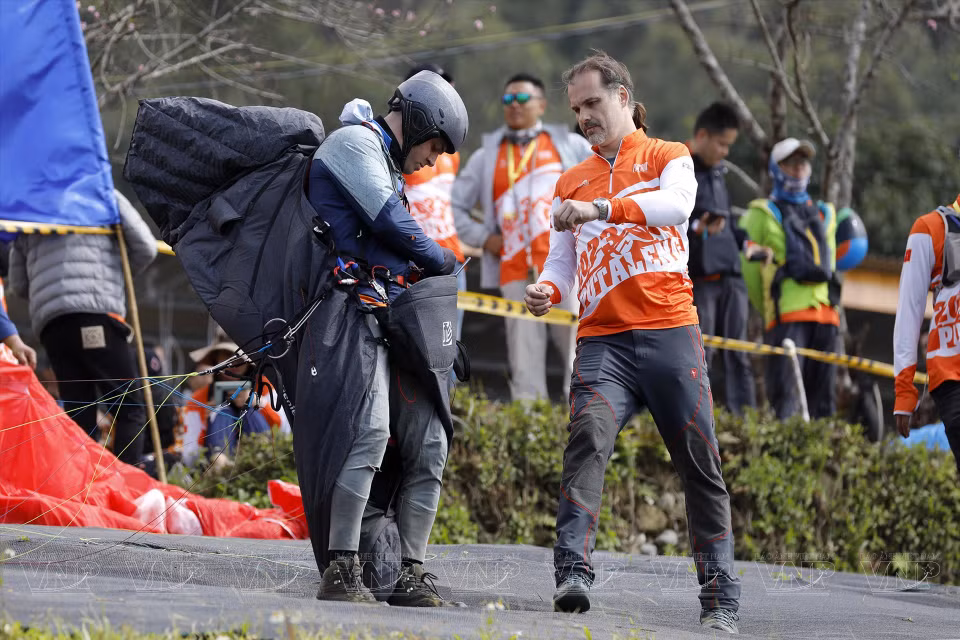 外国飞行员在出发前做好飞行装备准备工作。图自越通社/ 越南画报