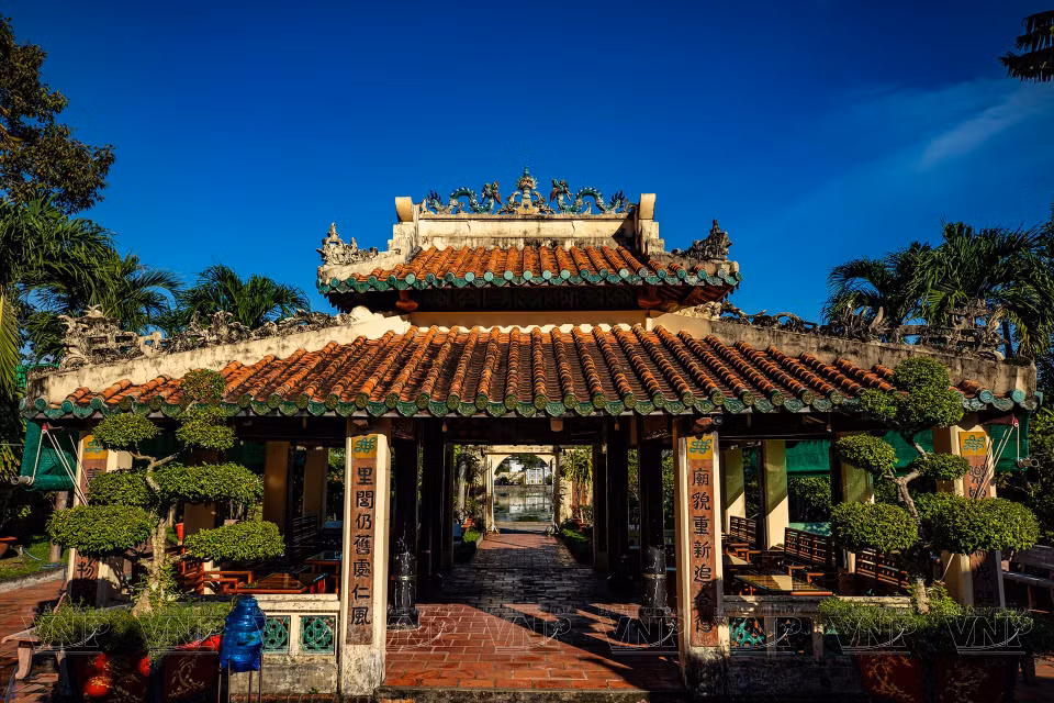 鄚玖陵墓以三间式建筑风格建设的，前面为正川门，里边为小亭和正殿。图自越通社/越南画报