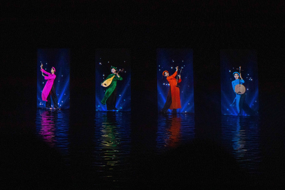 灯光绣和背景音乐的完美结合给观众带来难以忘怀的体验。图自越通社