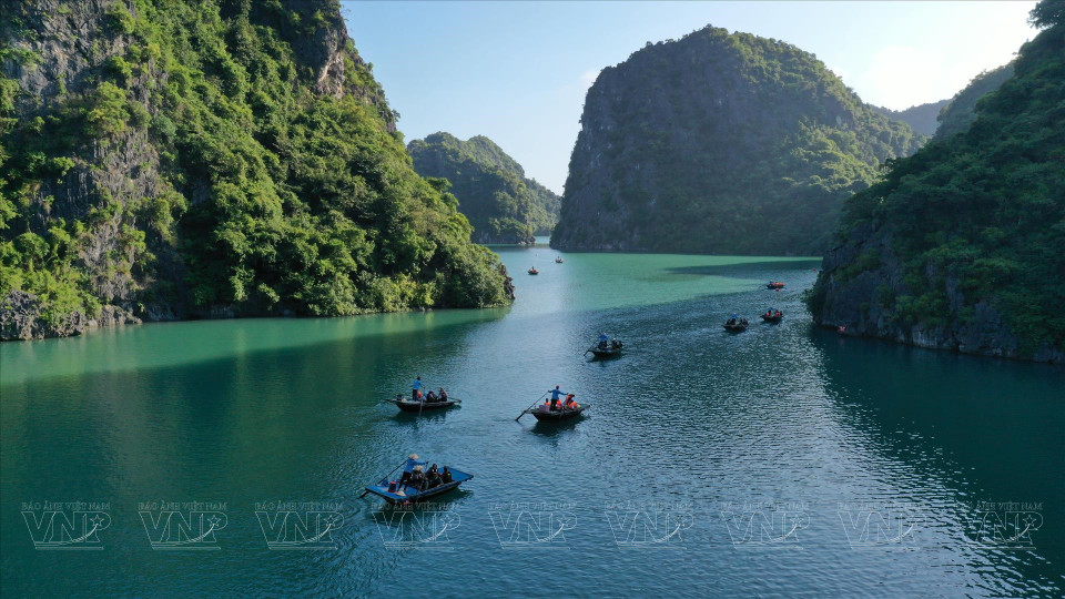 游客乘船前往兰夏弯，探索明亮洞穴（Hang Sang）和黑暗洞（Hang Toi）。图自 越南画报