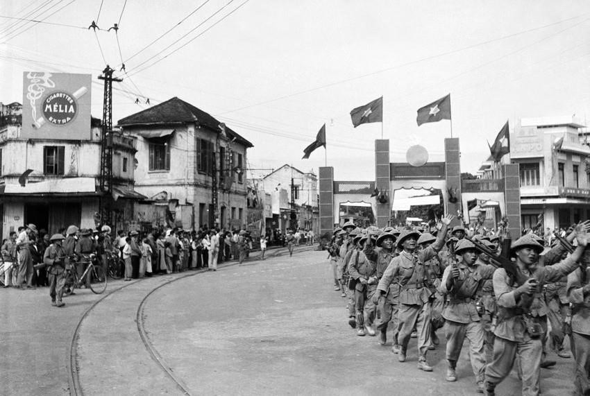 1954年10月10日上午首都中团步兵力量进军南门地区。图自 越通社