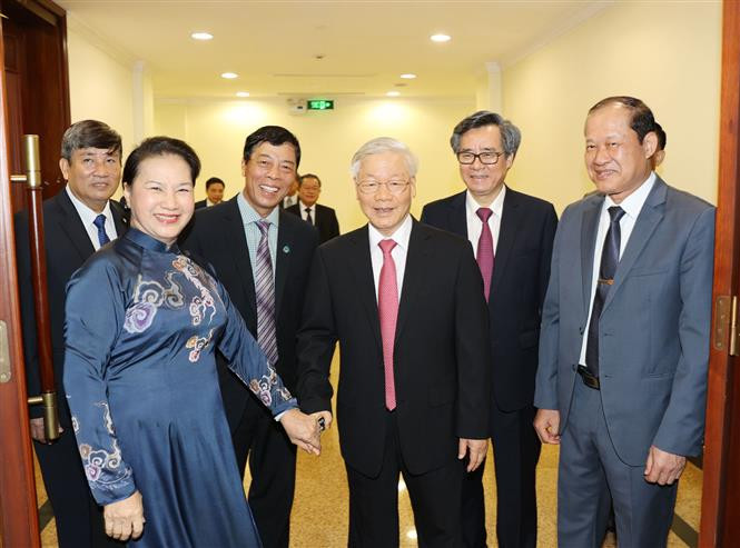 越共中央总书记、国家主席阮富仲、越南国会主席阮氏金银以及出席越共十二届十三中全会的代表合影。越通社记者 智勇 摄