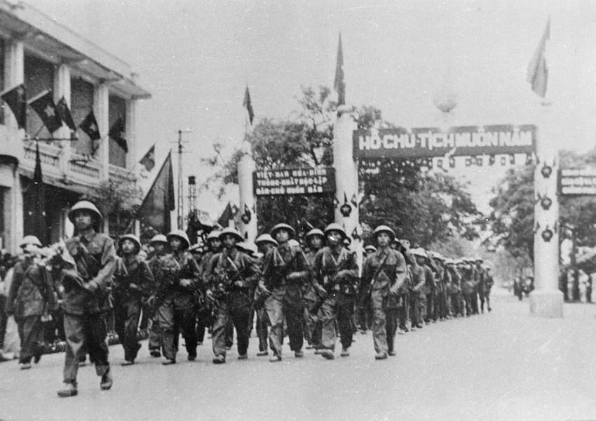 1954年10月10日上午， 先锋军308号大团从5大门口进军接管首都河内。图自 越通社