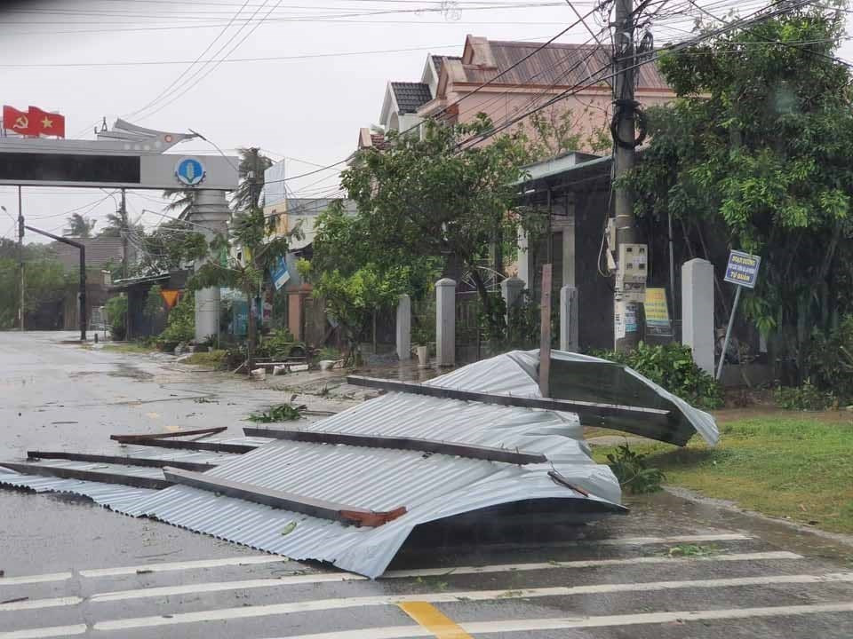 怀仁市镇居民房屋屋顶被卷走。图自 越通社