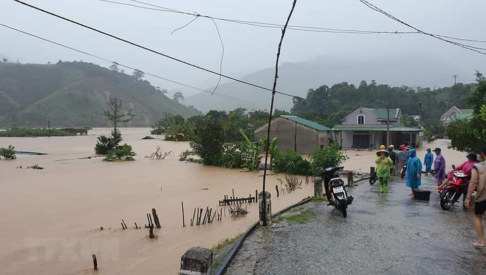 由于水位上升，因此得格莱县得派乡上百户居民要立即疏散。图自 越通社