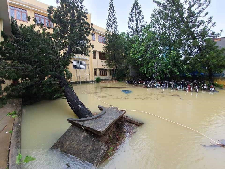 怀仁市镇三关北乡人民委员会办公厅被洪水淹没。图自 越通社