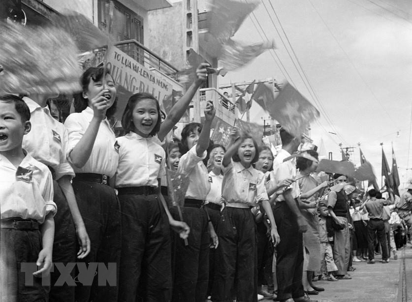 1954年10月10日上午，数十万河内人涌上街头迎接凯旋归来的战士们。图自 越通社