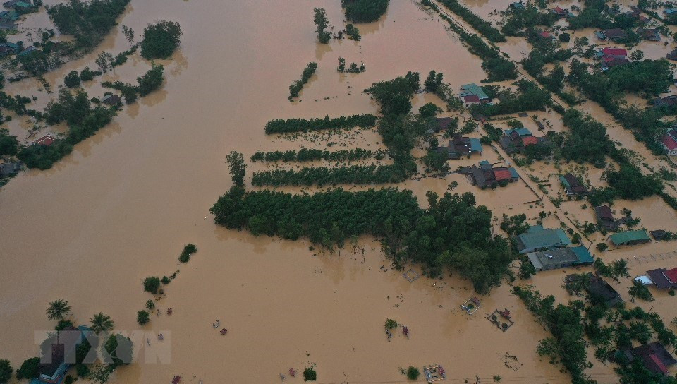 从10月18日11时至21时，孝江东河站水位涨幅高达5.7米，超过第三级预警水位。越通社记者 湖桥 摄