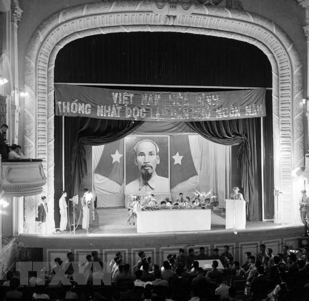 王承武少将在河内军政委员会问世仪式上致开幕词。图自 越通社