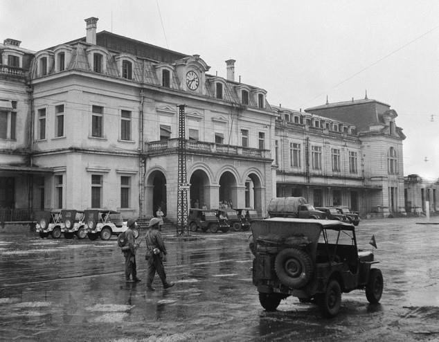 1954年10月9日 越南军队接管草行车站。图自 越通社