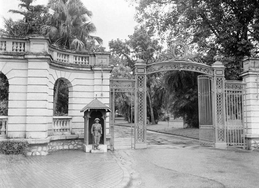 1954年10月9日上午接管河内后，越南人民军队战士在全权府值班。图自 越通社