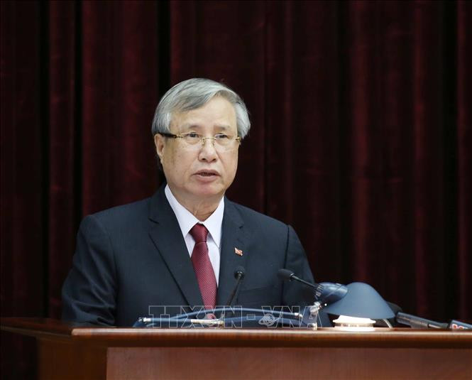 越共中央政治局委员、中央书记处常务书记陈国旺介绍会议议程。越通社记者 智勇 摄