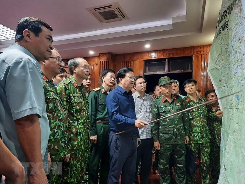 28日晚，越南政府副总理、中央搜寻救难指导委员会主任 郑廷勇就广南省南茶媚县山区所发生的泥石流事故53名遇难者搜寻工作召开会议。图自 越通社