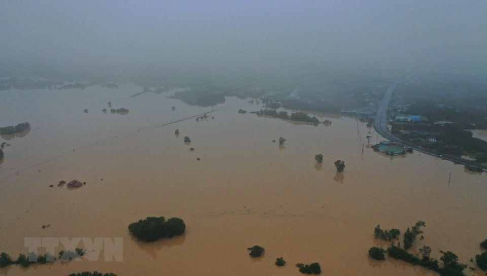 国家水温气象预报中心透露， 从10月18日-20日， 河静省、广平省发生大暴雨和特大暴雨，降雨量从400-600毫米。越通社记者 湖桥 摄