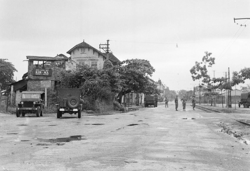 1954年10月9日，在河内完全解放之前，河内各条街道上人烟稀少，只剩下几个即将退出河内的法军。图自 越通社