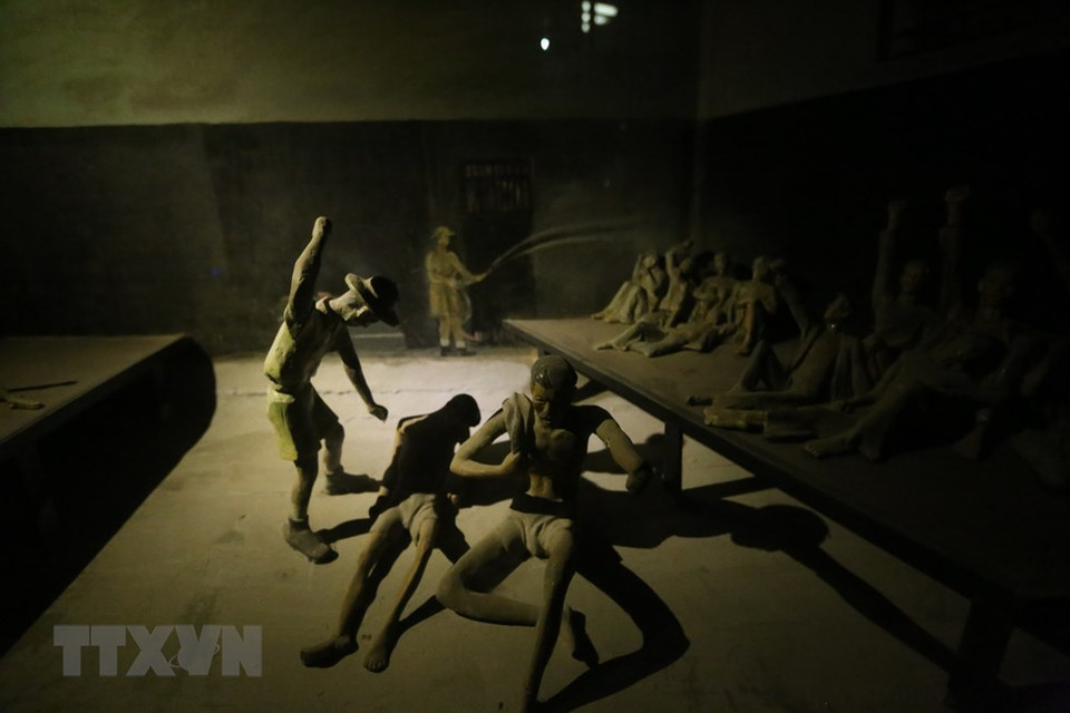 再现在监狱中遭受酷刑的场景。越通社记者 黄敬 摄