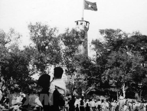 首都河内居民在欢乐气氛中看望在河内旗台上迎风飘扬的国旗。图自 越通社