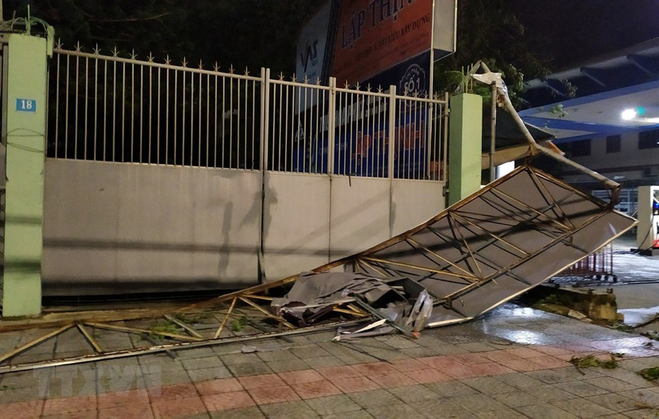 超强台风吹倒了岘港市很多广告牌。图自 越通社