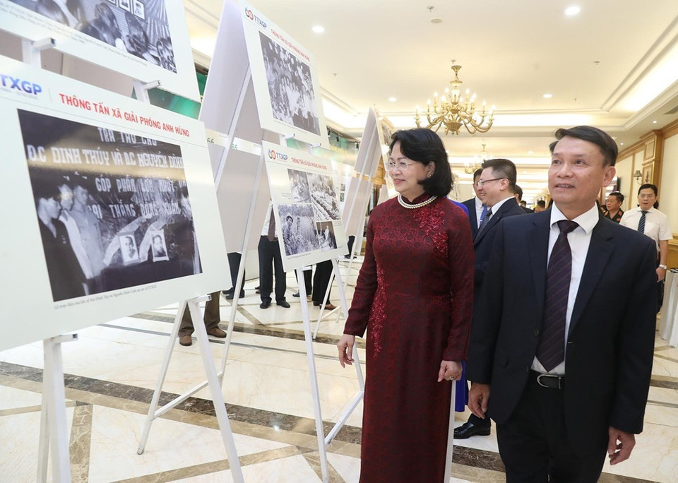邓氏玉盛副主席、阮德利社长及代表们参观英雄解放通讯社摄影展。越通社记者 林庆 摄