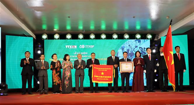 邓氏玉盛副主席向解放通讯社授予人民武装力量英雄称号。这是第三次越南通讯社荣获英雄称号。越通社记者 潘清武 摄