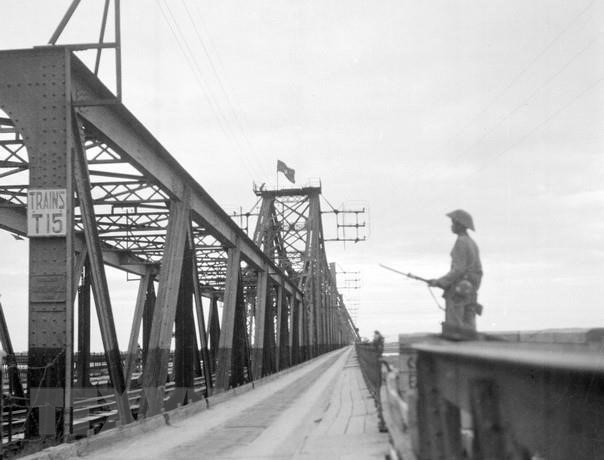 法军退出河内后，越南人民军队战士在龙边桥上值班。图自 越通社