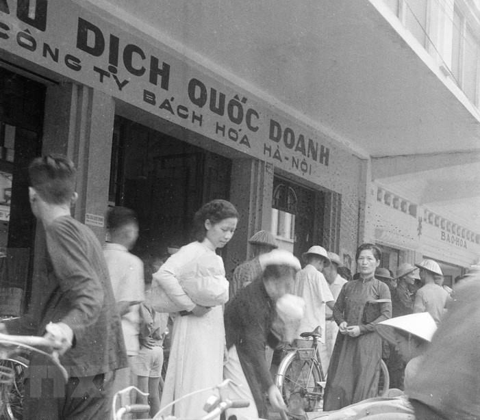 完全解放后，首都河内的所有活动恢复正常，河内翻开了新历史篇章。图中：为了解决同胞们的生活需求，国家国营贸易店已重新开门迎客，为居民们提供服务。图自 越通社